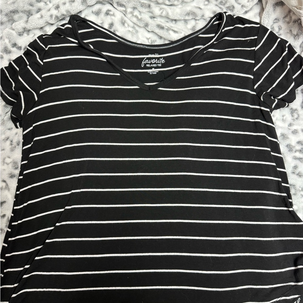 Rue21 Black and White Fitted Short Sleeve Tee